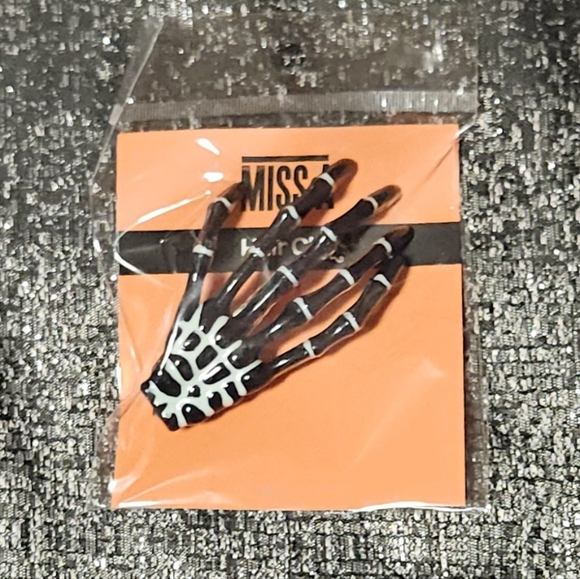 Halloween - Skeleton Hand Hair Clip BNIB - Picture 3 of 6